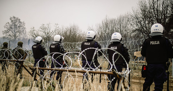 Policjanci zatrzymali cztery osoby szmuglujące migrantów, którzy nielegalnie dostali się do Polski – informuje podlaska policja. To obywatele Ukrainy i Tadżykistanu, którzy chcieli przewieźć łącznie 39 cudzoziemców. 