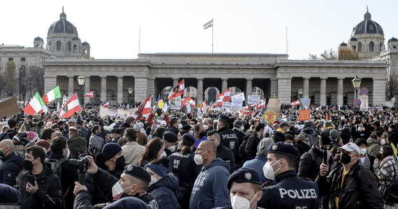 Ogólnokrajowy lockdown dla wszystkich mieszkańców obowiązuje od dziś w Austrii. Decyzję o wprowadzeniu blokady rząd tłumaczy rekordowymi wzrostami liczby zakażeń koronawirusem. Lockdown potrwa co najmniej 10 dni, w razie potrzeby może zostać wydłużony do 20 dni.