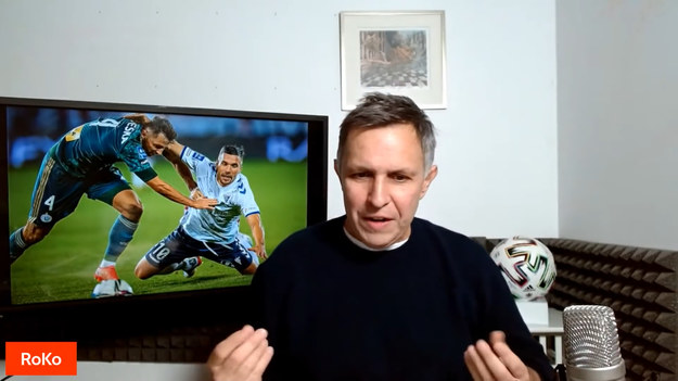 #PrawdaFutbolu - Roman Kołtoń po Górnik Zabrze - Legia Warszawa (3:2). Łukasz Podolski się przełamał, co przyjmuję z wielką sympatią! Jimenez był najlepszy na boisku, ale "Poldiego" ogląda się z przyjemnością. A to trafił w poprzeczkę, a to rozprowadził akcję na 1:0, a to kropnął z bliska na 2:0. Do przerwy w strzałach było 10-0! DZIESIĘĆ DO ZERA na korzyść Górnika! To był żenujący mecz Legii. Podobnie jak żenujące wystąpienie nastąpiło w przerwie ze strony kapitana mistrza Polski, Artura Jędrzejczyka. Uznał, że trzeba ekspresję okrasić słowem "k...". Marek Gołębiewski dokonał trzech zmian w przerwie. Legia w minutę strzeliła dwa gole - najpierw trafił Wieteska, a później Muci, a piłka po strzale tego drugiego wpadła do siatki po fatalnym błędzie Sandomierskiego. Jednak przy 2:2 Legia znowu zaczęła grać na pewniaka, czy raczej "na stojaka". I w 96 minucie została skarcona - Janża dośrodkował do Kubicy, a ten strzelił gola na 3:2! Pytanie, kiedy, kto, a może co przerwie kryzys Legii? W 13. kolejkach zdobyli tylko 9 punktów. Znajdują się w strefie spadkowej. Relacje ma budować Tomasz Jarzębowski, który ma łączyć drużynę z ludźmi z gabinetów przy Łazienkowskiej 3. Tyle, że tutaj chyba czas na "Big Bossa" w roli trenera. Starego wyjadacza, który trafi do tych piłkarzy. Tak naprawdę ich poustawia, porozstawia, a na pewno pogoni... Pogoni do roboty, a niektórych do drugiej drużyny.

Cały odcinek: https://www.youtube.com/watch?v=1kdJSiA1ILE
