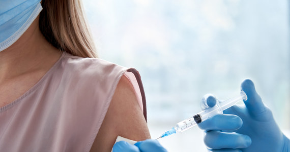 Osoby pełnoletnie od wtorku mogą bezpłatnie zaszczepić się przeciw grypie - poinformował rzecznik prasowy resortu zdrowia Wojciech Andrusiewicz.