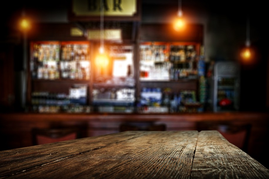 Niemal 50 tys. złotych w barze. Gotówkę zostawiła 60-latka