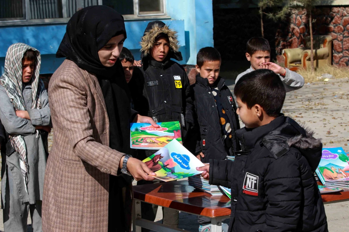 Talibowie przekazali stacjom telewizyjnym w Afganistanie nowe wytyczne, wśród których znalazł się zakaz pokazywania kobiet w serialach telewizyjnych, zakaz występowania dziennikarek i prezenterek bez nakrycia głowy oraz zakaz wyświetlania filmów niezgodnych z szariatem - podała stacja BBC.