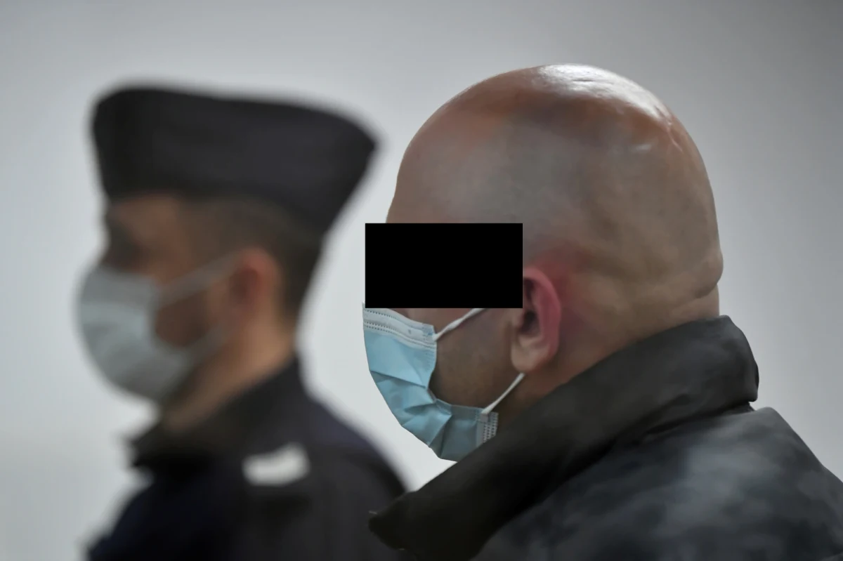 Krystian W., znany jako "Krystek" lub "łowca nastolatek", z tak zwaną bransoletą. Jak dowiedział się reporter RMF FM Kuba Kaługa, mężczyzna, który wczoraj opuścił więzienie po odsiedzeniu 3 lat za gwałt na nastolatce, został objęty elektroniczną kontrolą miejsca pobytu. "Krystek" wciąż jest oskarżony o kilkadziesiąt przestępstw seksualnych, głównie na nastolatkach. Skazany został także nieprawomocnym wyrokiem za internetowe, seksualne propozycje wobec dziewczynek. 