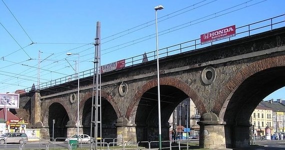 Ministerstwo Kultury i Dziedzictwa Narodowego do końca miesiąca ma podjąć decyzję w sprawie pochodzącego z XIX wieku wiaduktu kolejowego przy ulicy Grzegórzeckiej w Krakowie. We wrześniu został on wykreślony z ewidencji zabytków. 
