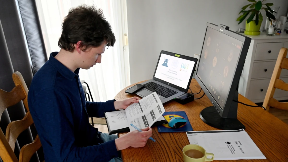 Rośnie liczba warszawskich szkół, które przechodzą na naukę zdalną lub hybrydową. W poniedziałek 22 listopada było już 251 placówek, w których pojawił się koronawirus - w 8 z nich do domu wysłani zostali wszyscy uczniowie.