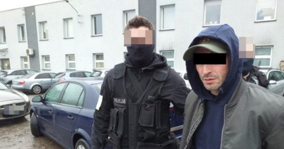Trzech Gruzinów w wieku 45, 46 i 48 lat w rękach w policji. Podejrzani są o dokonanie kradzieży z włamaniem do mieszkań na terenie Lublina i Świętochłowic. Kradli głównie pieniądze i biżuterię. Łączne straty to kilkadziesiąt tysięcy złotych. Są tymczasowo aresztowani. 