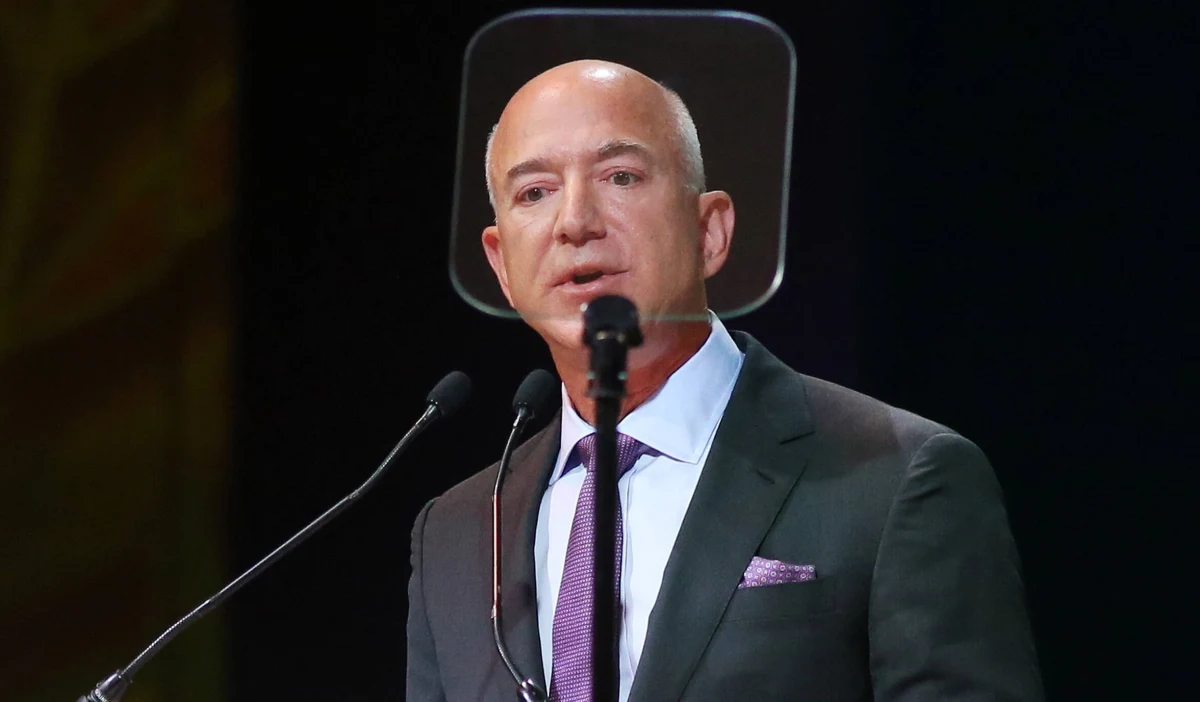 Założyciel Amazona Jeff Bezos przekazał 100 mln dolarów fundacji byłego prezydenta Baracka Obamy - poinformował w poniedziałek portal Puck News. Była to największa dotychczas darowizna dla Fundacji Obamy.