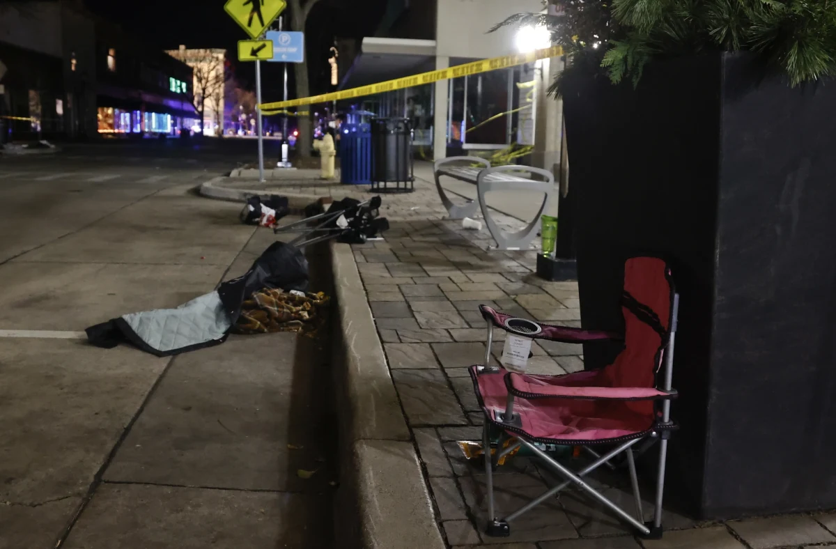 5 osób zmarło, zaś 48 odniosło rany w wyniku potrącenia samochodem przez kierowcę, który wjechał w niedzielę na trasę parady bożonarodzeniowej w Waukeshy w USA - poinformowała w miejscowa policja. Szef policji Dan Thompson stwierdził, że zabójstwa nie były aktem terroryzmu. Sprawca został zatrzymany, postawiono mu już także zarzuty. 