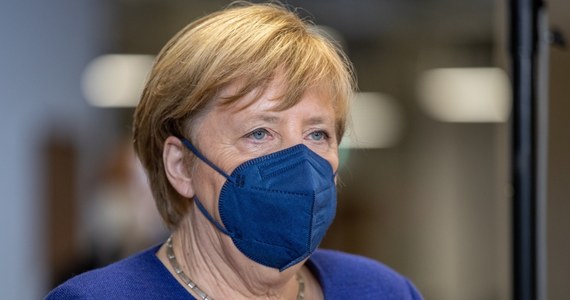 Pełniąca obowiązki kanclerza Angela Merkel uważa, że uchwalone w ubiegłym tygodniu przez Bundestag i Bundesrat poprawki do ustawy o ochronie przed zakażeniami nie wystarczą do przełamania czwartej fali pandemii, gdy liczba zakażeń podwaja się co dwanaście dni. "Mamy do czynienia z bardzo dramatyczną sytuacją" - powiedziała Merkel w poniedziałek.
