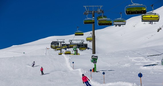 ​W weekend ludzie szturmowali otwarte ośrodki narciarskie w Austrii, by wykorzystać ostatnią przed lockdownem okazję na przypięcie nart. Ale potem nastąpił zwrot akcji: okazało się, że mimo lockdownu, ośrodki narciarskie mogą pozostać otwarte. Taką decyzję podjęła Rada Narodowa w niedzielę wieczorem.