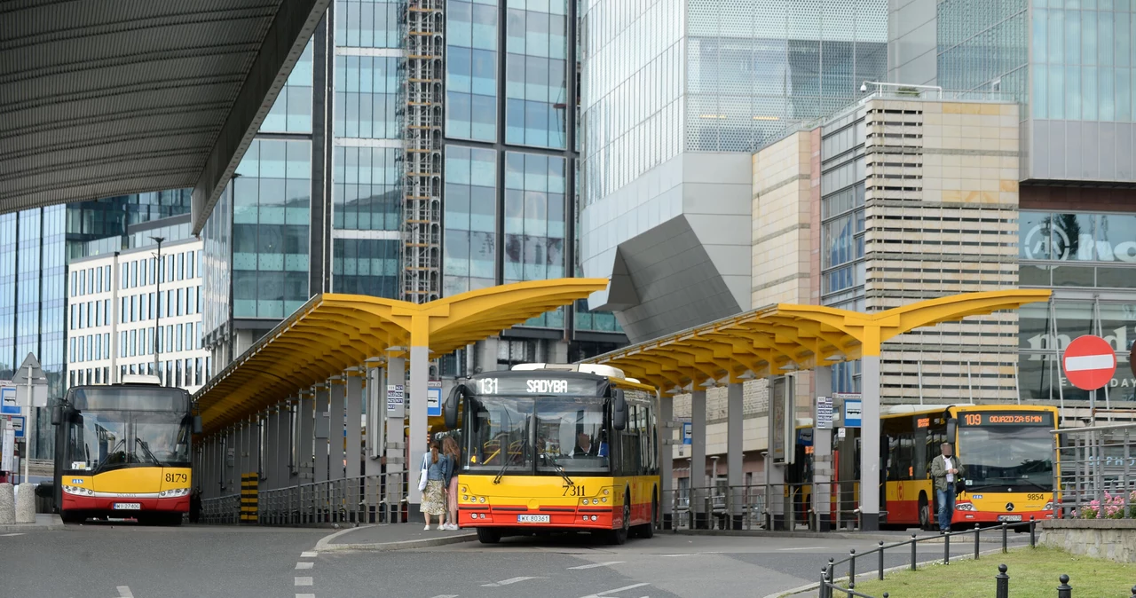 Warszawskie autobusy na pętli "Dworzec Centralny"