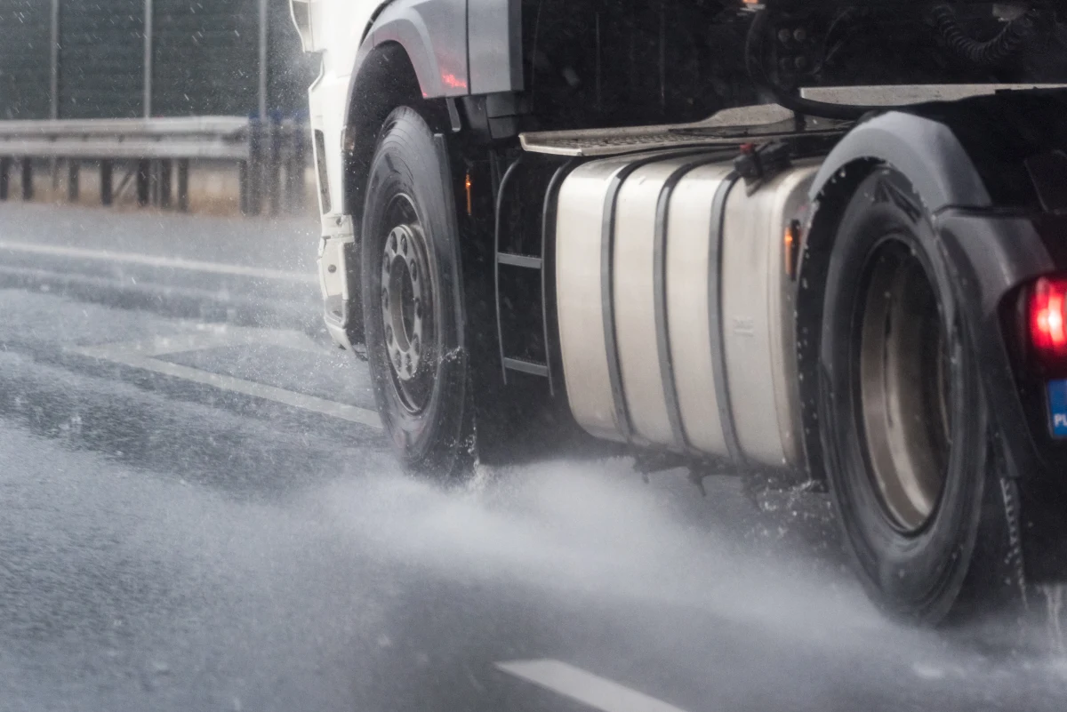 Wtorkowy poranek przywita nas intensywnymi opadami deszczu. Po południu na krańcach północnych oraz lokalnie na nizinach - deszcz i deszcz ze śniegiem. Wieczorem spodziewany deszcz na wschodzie kraju - powiedziała synoptyk IMGW Małgorzata Tomczuk.