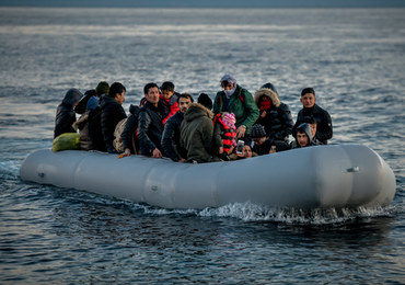 Coraz więcej migrantów próbuje przepłynąć kanał La Manche. "Globalny kryzys"