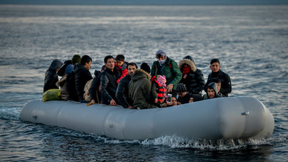 Coraz więcej migrantów próbuje przepłynąć kanał La Manche. "Globalny kryzys"