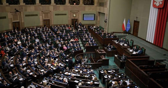 ​PiS wciąż wygrałby wybory, ale poparcie dla partii rządzącej topnieje - wynika z badania United Surveys dla RMF FM i “Dziennika Gazety Prawnej". Spadło także poparcie dla Koalicji Obywatelskiej. Odbudowuje się natomiast ruch Szymona Hołowni.