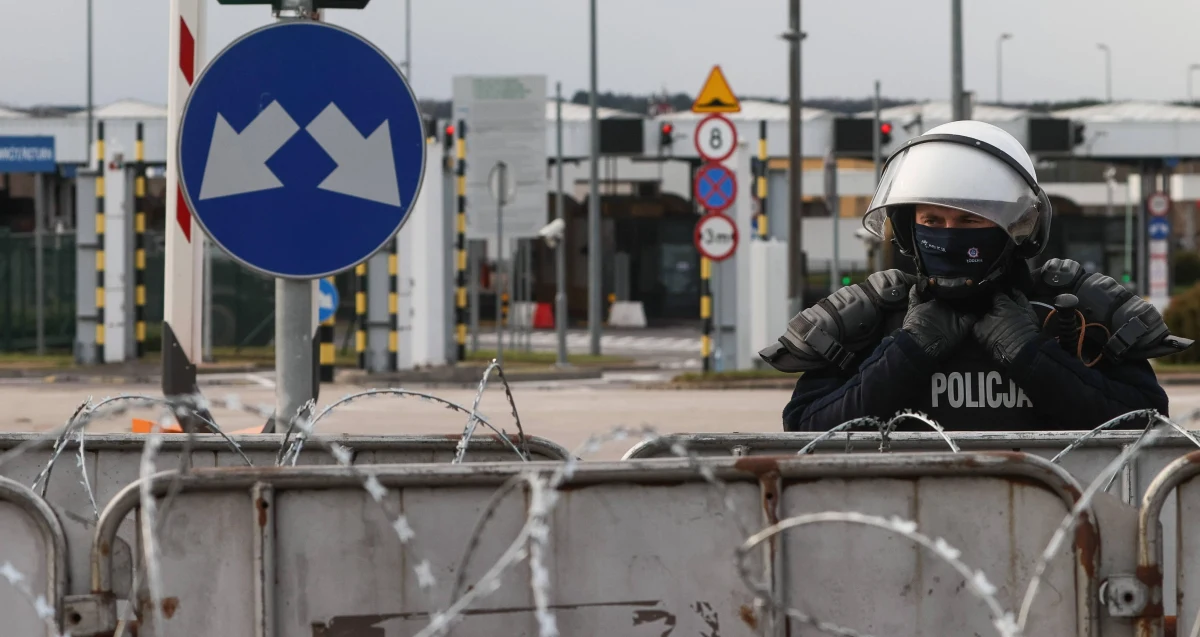 Połowa Polaków uważa, że w sprawie sytuacji na granicy z Białorusią rząd powinien włączyć w sprawę inne państwa sojusznicze oraz międzynarodowe instytucje, takie jak Frontex - wynika z sondażu United Surveys dla RMF FM i "Dziennika Gazety Prawnej". Niewiele osób jest za tym, by przyjąć migrantów lub by nawiązać rozmowy z prezydentem Białorusi Alaksandrem Łukaszenką.