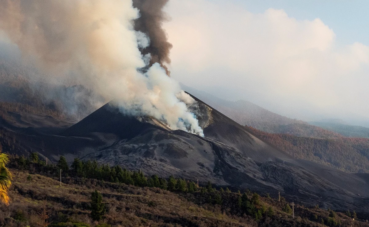 Rozpoczęta 19 września erupcja wulkanu Cumbre Vieja doprowadziła do zasypania popiołami innego wulkanu kanaryjskiej La Palmy - San Juana. Ostatni raz do jego erupcji doszło w 1949 r.