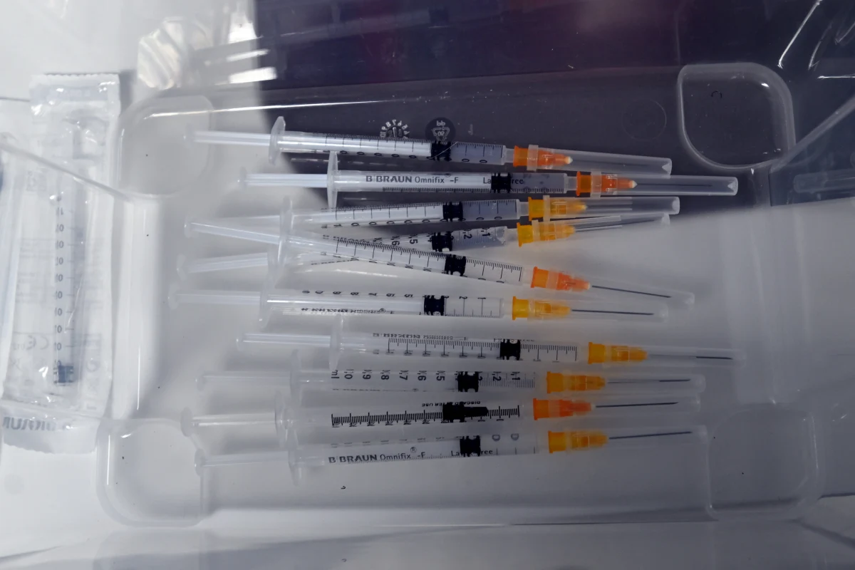 Zgodnie z nowymi przepisami od dziś osoby pełnoletnie mogą bezpłatnie zaszczepić się przeciw grypie. Szczepienia będą wykonywane do 31 marca 2022 r. lub do wyczerpania zapasów z Rządowej Agencji Rezerw Strategicznych.