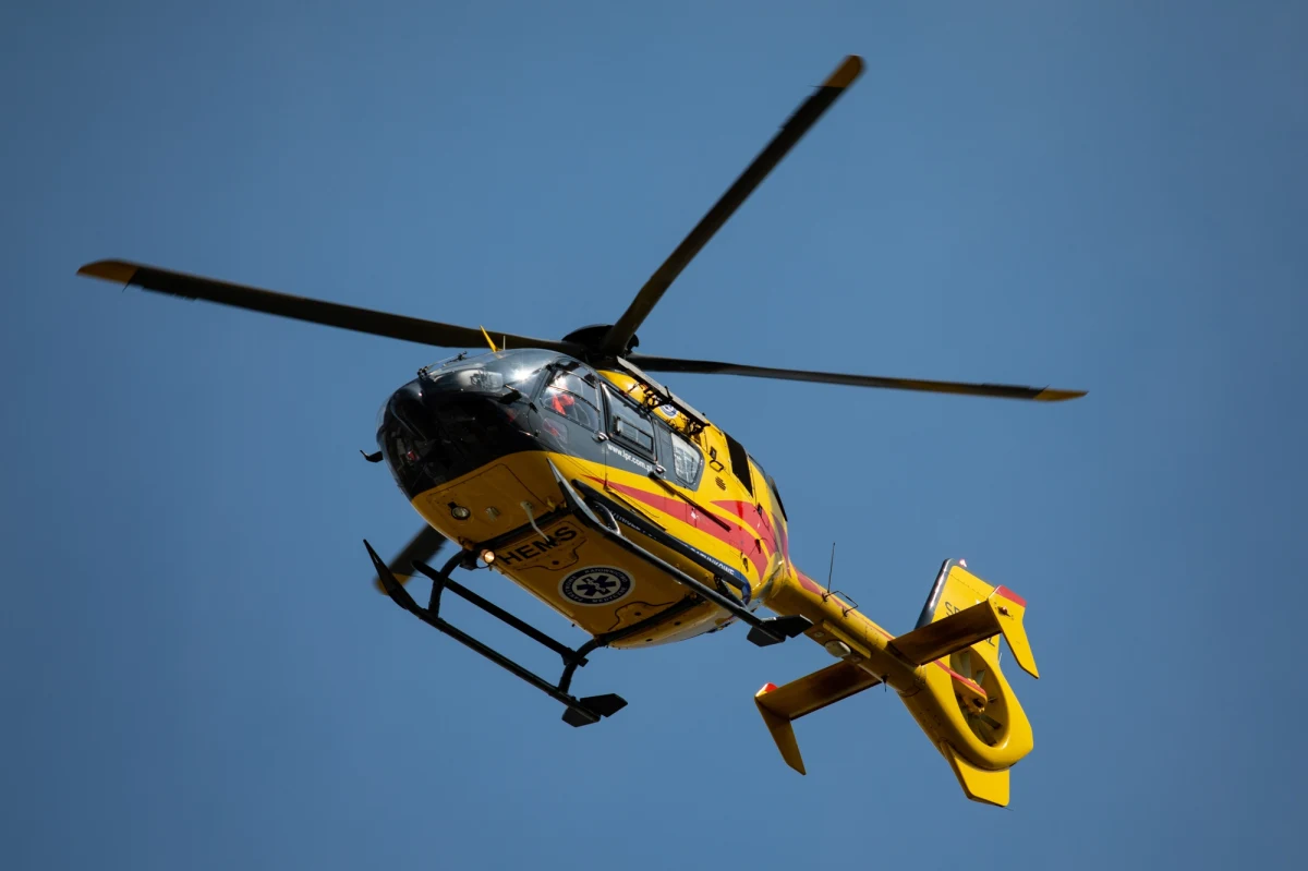 ​Do zderzenia autobusu z autem osobowym doszło rano na drodze wojewódzkiej 347 pomiędzy miejscowościami Jaszkotle i Cesarzowice w okolicach Wrocławia. Trzy osoby z auta osobowego zostały ranne. Kierowcę zabrał do szpitala śmigłowiec LPR.