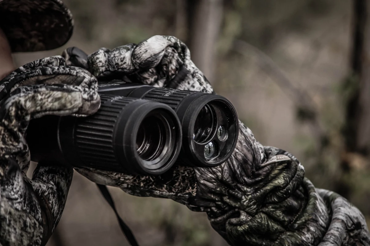 Zarzut nieumyślnego narażenia na spowodowanie ciężkiego uszczerbku na zdrowiu usłyszał 60-letni myśliwy z powiatu kartuskiego. We wrześniu w Załakowie koło Sierakowic postrzelił on w nogę 14-letniego chłopca, bo pomylił go z dzikiem. Chłopiec spędził w szpitalu kilka tygodni.