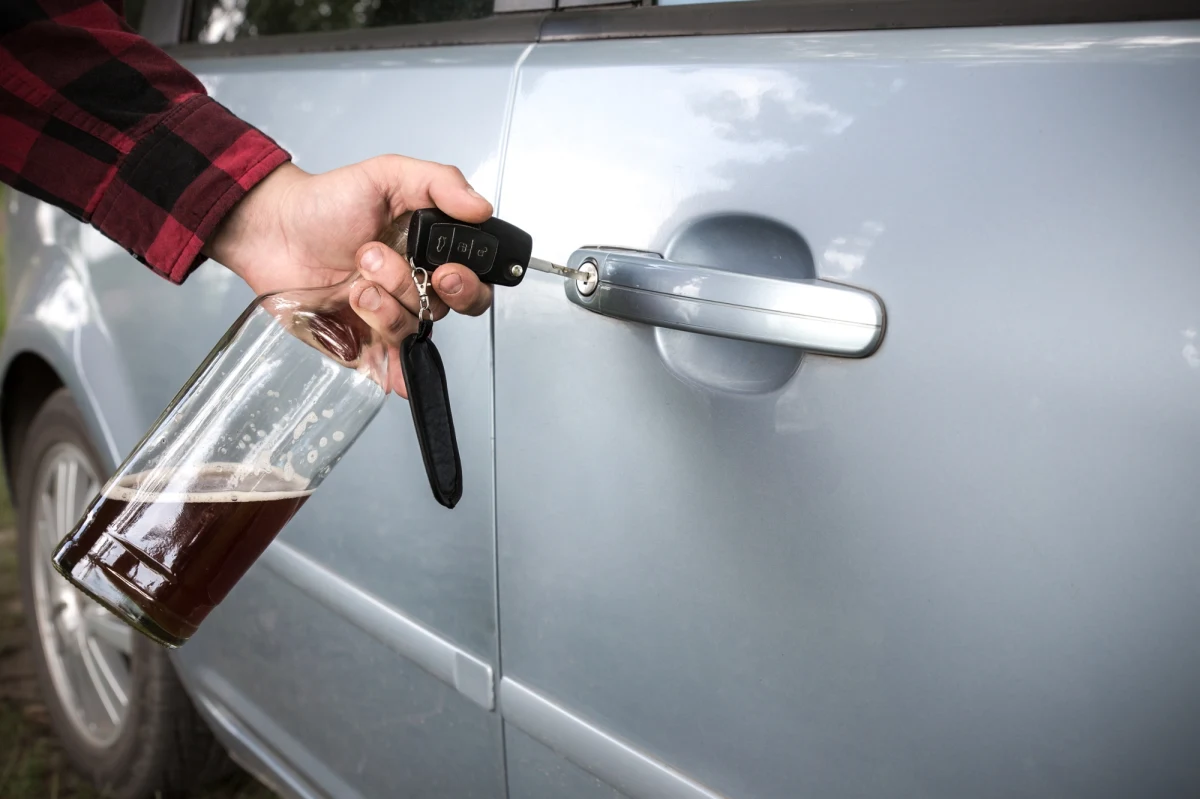 Blisko 3,5 promila alkoholu w organizmie miał 41-letni kierowca mercedesa, który podróżował jedną z ulic w Szydłowcu. Być może tylko dzięki czujnemu mieszkańcowi powiatu radomskiego nie doszło do tragedii. 