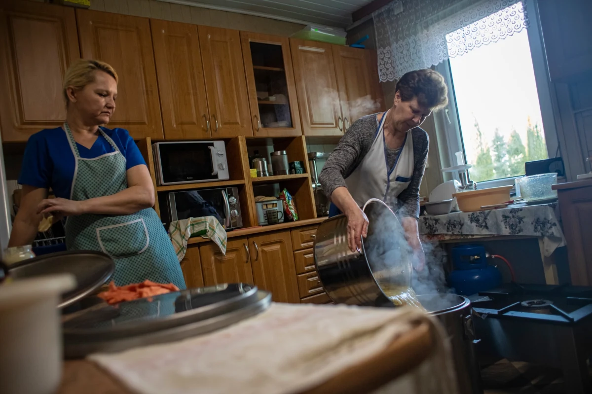 Przy polsko-białoruskiej granicy, a dokładnie przy granicy strefy stanu wyjątkowego, działają obecnie dwie grupy aktywistów, pomagających osobom, którym udało się przedrzeć do Polski. To Fundacja Ocalenie i Grupa Granica. Ich wolontariusze, którzy dotarli na Podlasie z całej Polski i wymieniają się co jakiś czas, zamierzają tu zostać tak długo, jak tylko będzie taka potrzeba. Migrantom napotkanym w lesie przynoszą buty, ubrania, koce czy żywność. W nielicznych przypadkach, oferują też pomoc prawną osobom, które zamierzają ubiegać się o azyl w Polsce. W pomoc wędrującym przez lasy włączają się także mieszkańcy strefy przygranicznej. Co ich motywuje? O aktualnej sytuacji przy granicy rozmawiamy z jedną z aktywistek oraz mieszkanką Białowieży.