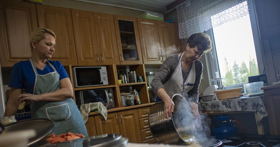 Przy polsko-białoruskiej granicy, a dokładnie przy granicy strefy stanu wyjątkowego, działają obecnie dwie grupy aktywistów, pomagających osobom, którym udało się przedrzeć do Polski. To Fundacja Ocalenie i Grupa Granica. Ich wolontariusze, którzy dotarli na Podlasie z całej Polski i wymieniają się co jakiś czas, zamierzają tu zostać tak długo, jak tylko będzie taka potrzeba. Migrantom napotkanym w lesie przynoszą buty, ubrania, koce czy żywność. W nielicznych przypadkach, oferują też pomoc prawną osobom, które zamierzają ubiegać się o azyl w Polsce. W pomoc wędrującym przez lasy włączają się także mieszkańcy strefy przygranicznej. Co ich motywuje? O aktualnej sytuacji przy granicy rozmawiamy z jedną z aktywistek oraz mieszkanką Białowieży.