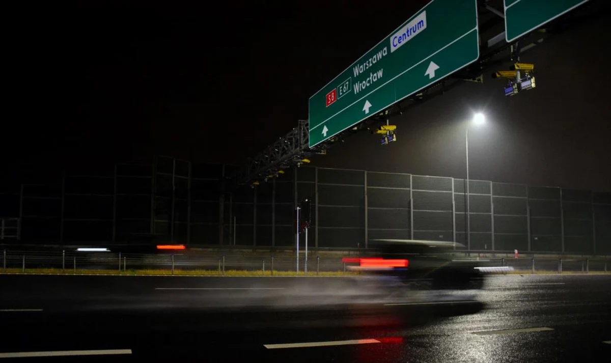 Na trasie ekspresowej S8 w Warszawie powinno być bezpieczniej. Właśnie włączone zostały urządzenia do odcinkowego pomiaru prędkości. 