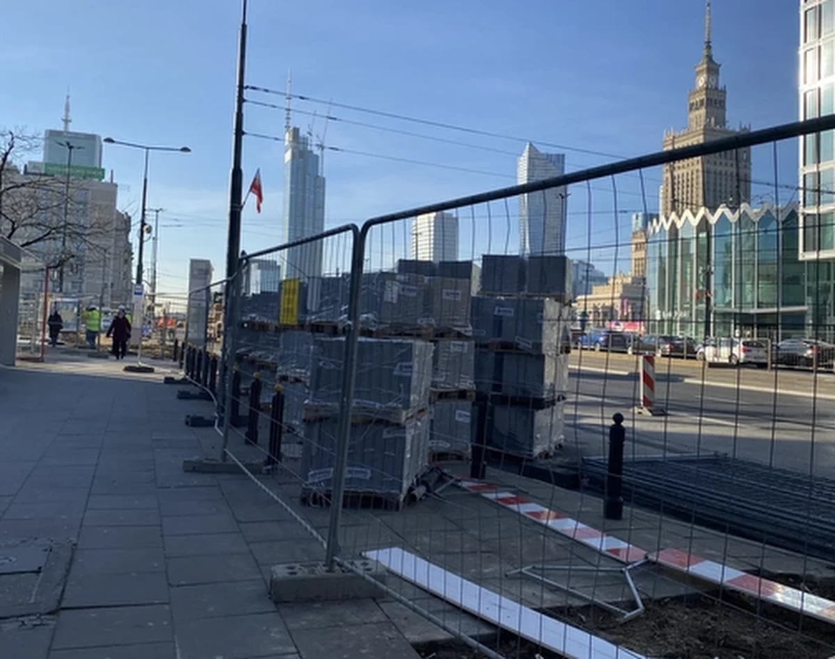 Warszawa wystawi rządowi rachunek za Marsz Niepodległości. Jak ustalił dziennikarz RMF FM Maciej Sztykiel, wykonawcy remontów na Rondzie Dmowskiego i Placu Pięciu Rogów wystawili miastu faktury na kwotę 280 tysięcy złotych. Do tego trzeba będzie jeszcze doliczyć koszty poniesione przez zarząd zieleni czy zarząd oszczędzania miasta.