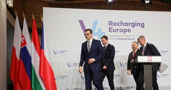 „Skoordynowana ofensywa dyplomatyczna Polski przynosi już pozytywne efekty; dopływ nowych migrantów na Białoruś jest mniejszy” - powiedział we wtorek w Budapeszcie premier Mateusz Morawiecki.