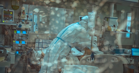 Już prawie 1,5 tys. osób chorych na Covid-19 leży w szpitalach w Śląskiem. Ponad 110 chorych trzeba było podłączyć do respiratorów. Według danych Ministerstwa Zdrowia ostatniej doby w tym regionie potwierdzono ponad 1,6 tys. nowych zachorowań.