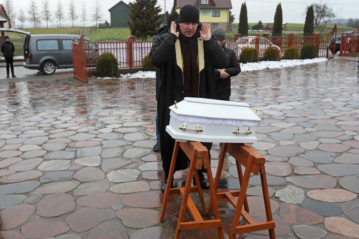 Na cmentarzu muzułmańskim w Bohonikach k. Sokółki odbył się pogrzeb dziecka migrantki, którą przed dwoma tygodniami odnalazła w lesie straż graniczna. Kobieta trafiła do szpitala i tam poroniła.