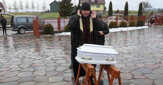 Na cmentarzu muzułmańskim w Bohonikach k. Sokółki odbył się pogrzeb dziecka migrantki, którą przed dwoma tygodniami odnalazła w lesie straż graniczna. Kobieta trafiła do szpitala i tam poroniła.