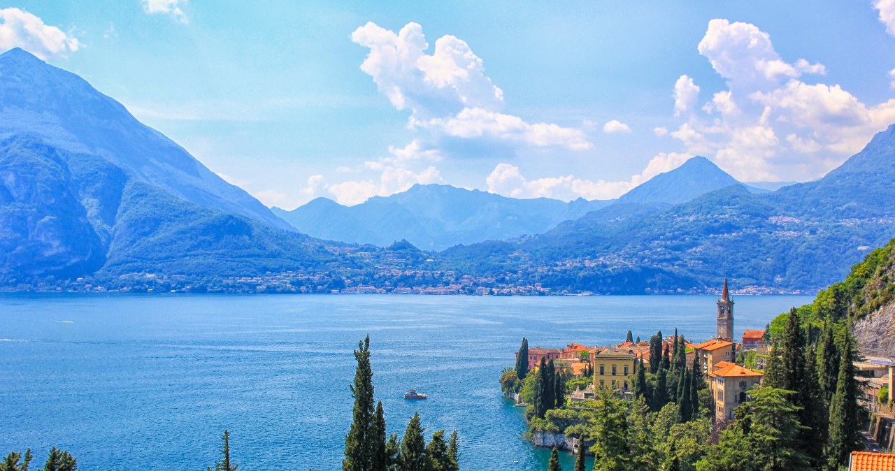 To jezioro warto zobaczyć wiosną. Dolecisz za grosze i możesz spotkać George'a Clooneya