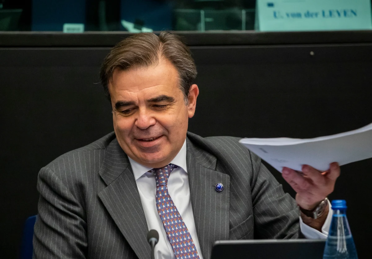 "To nie jest kryzys migracyjny, tylko poważne zagrożenie dla bezpieczeństwa UE"– powiedział wiceprzewodniczący Komisji Europejskiej Margaritis Schinas w czasie debaty w Parlamencie Europejskim, dotyczącej napiętej sytuacji na granicy zewnętrznej UE z Białorusią. Komisja Europejska zaproponowała stworzenie czarnej listy, na której byliby umieszczani przewoźnicy, zajmujący się przemytem i handlem ludźmi oraz ułatwiający takie działania. 