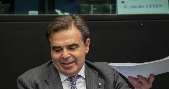 "To nie jest kryzys migracyjny, tylko poważne zagrożenie dla bezpieczeństwa UE"– powiedział wiceprzewodniczący Komisji Europejskiej Margaritis Schinas w czasie debaty w Parlamencie Europejskim, dotyczącej napiętej sytuacji na granicy zewnętrznej UE z Białorusią. Komisja Europejska zaproponowała stworzenie czarnej listy, na której byliby umieszczani przewoźnicy, zajmujący się przemytem i handlem ludźmi oraz ułatwiający takie działania. 