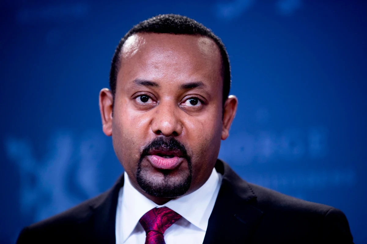 Od ponad roku trwa wojna w Etiopii. Siły rządowe walczą z Tigrajskim Ludowym Frontem Wyzwolenia, który jest w ofensywie i zbliża się do stolicy kraju - Addis Abeby. Premier kraju Abiy Ahmed Ali ogłosił, że stanie na czele wojsk i pokieruje nimi na froncie.