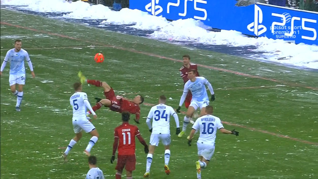  Liga Mistrzów UEFA • Grupa E

Bayern Monachium pokonał w gościnie Dynamo Kijów 2-1 i zapewnił sobie pierwsze miejsce w grupie E. Wynik spotkania fantastycznym strzałem z przewrotki otworzył Robert Lewandowski. Tomasz Kędziora w ekipie pokonanych spędził na murawie 77 minut.

W załączonym materiale wideo bramka z 14. minuty meczu w wykonaniu  Roberta Lewandowskiego.

