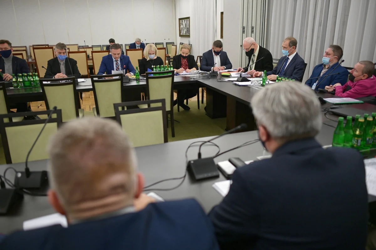 Senackie komisje praw człowieka oraz samorządu terytorialnego przyjęły z poprawkami nowelizację ustawy o ochronie granicy państwowej. Co ciekawe, wcześniej biuro legislacyjne Senatu stwierdziło, że ustawa do tego stopnia jest niekonstytucyjna, że nie powinna się stać elementem systemu prawnego i nie można jej poprawić.