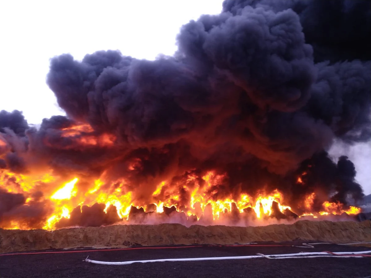 Ponad 20 zastępów straży pożarnej walczyło z pożarem składowiska opon w Sławnie w powiecie opoczyńskim. Na szczęście nikt nie został poszkodowany. 