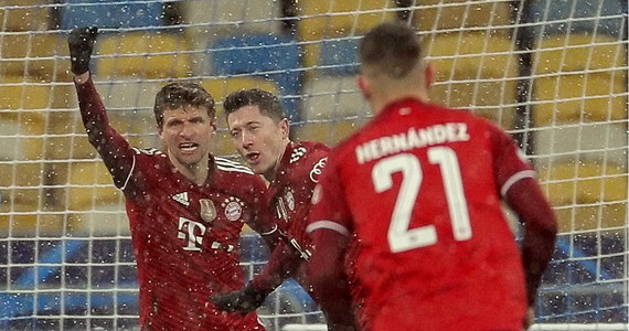 Piąte zwycięstwo w piątym meczu obecnej edycji Ligi Mistrzów odnieśli piłkarze Bayernu Monachium, a z dziewiątego gola cieszył się Robert Lewandowski. Tym razem Bawarczycy pokonali na wyjeździe Dynamo Kijów 2:1.