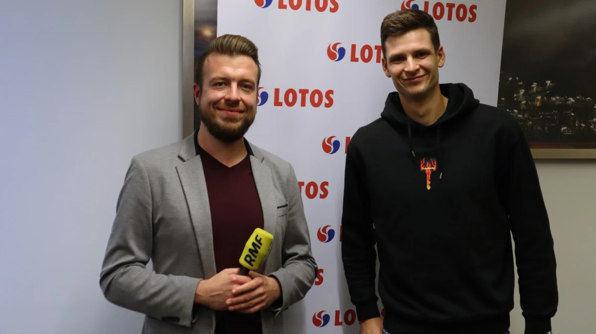 Jeszcze przed turniejem zamykającym sezon zyskał miano najlepiej ubranego tenisisty. W rozmowie z RMF FM zdradził, że musiał wcześniej zrobić zakupy, żeby nie wystąpić w dresie. Pomoc w doborze stroju nadeszła… zdalnie. Później Hubert Hurkacz wyszedł na kort i był blisko pokonania drugiego tenisisty świata - Daniła Medvedeva. Polak zakończył sezon w gronie ośmiu najlepszych zawodników tego roku i jako numer 9 rankingu ATP. Teraz szykuje się do styczniowego Australian Open.