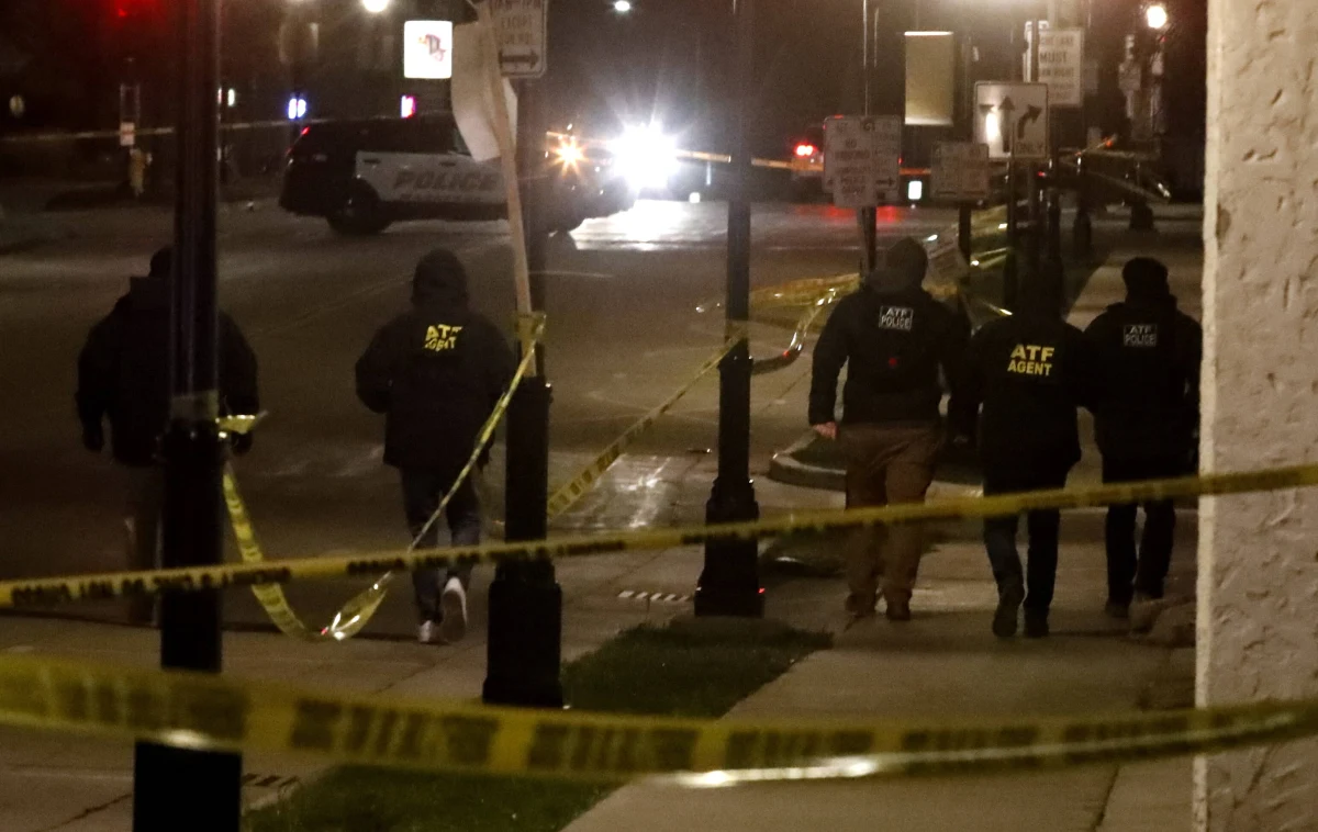 Ośmioletni chłopiec potrącony przez rozpędzony samochód, który wjechał w bożonarodzeniową paradę w Waukeshy w stanie Wisconsin w USA, zmarł we wtorek czasu lokalnego na skutek odniesionych obrażeń - informuje BBC. Tym samym stał się szóstą ofiarą śmiertelną masakry.