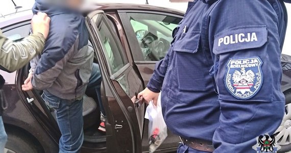 Policjanci z Wałbrzycha zatrzymali 47-latka, który groził swoim sąsiadom. Mężczyzna celował z wiatrówki w kierunku jednej z kobiet. Decyzją sądu agresywny mieszkaniec miasta został tymczasowo aresztowany.