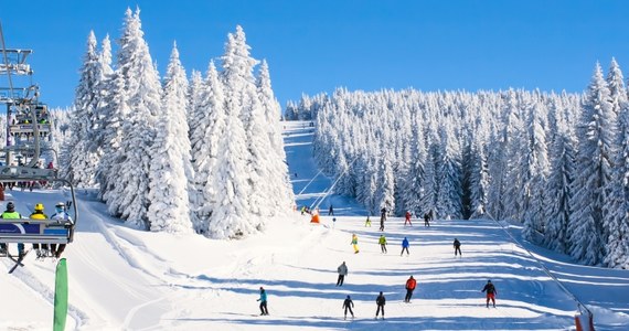 Pierwsze stacje narciarskie w Małopolsce rozpoczęły minionej nocy sztuczne śnieżenie stoków. Armatki śnieżne ruszyły m.in. w Bukowinie Tatrzańskiej i Krynicy-Zdroju.