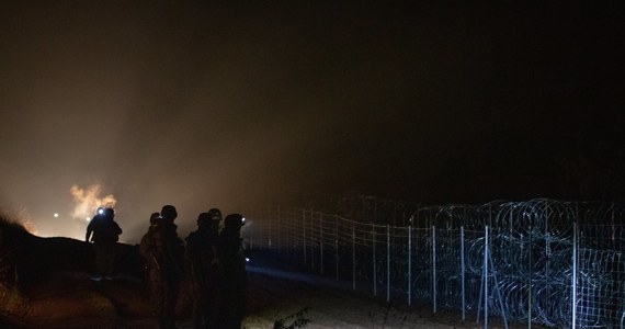 Ostatniej doby zanotowano 267 prób nielegalnego przekroczenia granicy z Białorusi do Polski – poinformowała Straż Graniczna. Podlaska policja zaś przekazała, że zatrzymała mężczyznę przewożącego w aucie osoby, które nielegalnie przekroczyły granicę. Późnym wieczorem i w nocy z wtorku na środę doszło do trzech ataków migrantów z Białorusi na polskie służby i wojsko strzegące granicy. 