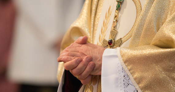 600 tys. zł przelał przestępcom ksiądz z jednej z parafii w Częstochowie, oszukany metodą "na policjanta". Uwierzył, że zdeponowane w banku pieniądze są zagrożone atakiem hakerskim i jedyną szansą na ich uratowanie i wykrycie sprawców jest przekazanie ich policji.