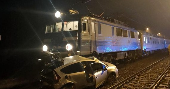 Zignorowanie znaków przy niestrzeżonym przejeździe kolejowym w Grabowcu (woj. łódzkie) mogło skończyć się tragedią dla 25-latki. Jej samochód utknął na torach. Kobieta zdążyła uciec z auta, zanim uderzył w nie pociąg. Żaden z jego 200 pasażerów nie odniósł obrażeń.