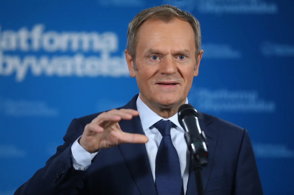 "To, co mi się zdarzyło na drodze, nie miało prawa się zdarzyć, nie będę szukał żadnego usprawiedliwienia" - powiedział szef PO Donald Tusk odnosząc się do swojego wykroczenia drogowego. "Jest mi przykro z tego powodu i spotkała mnie za to kara adekwatna" - dodał.