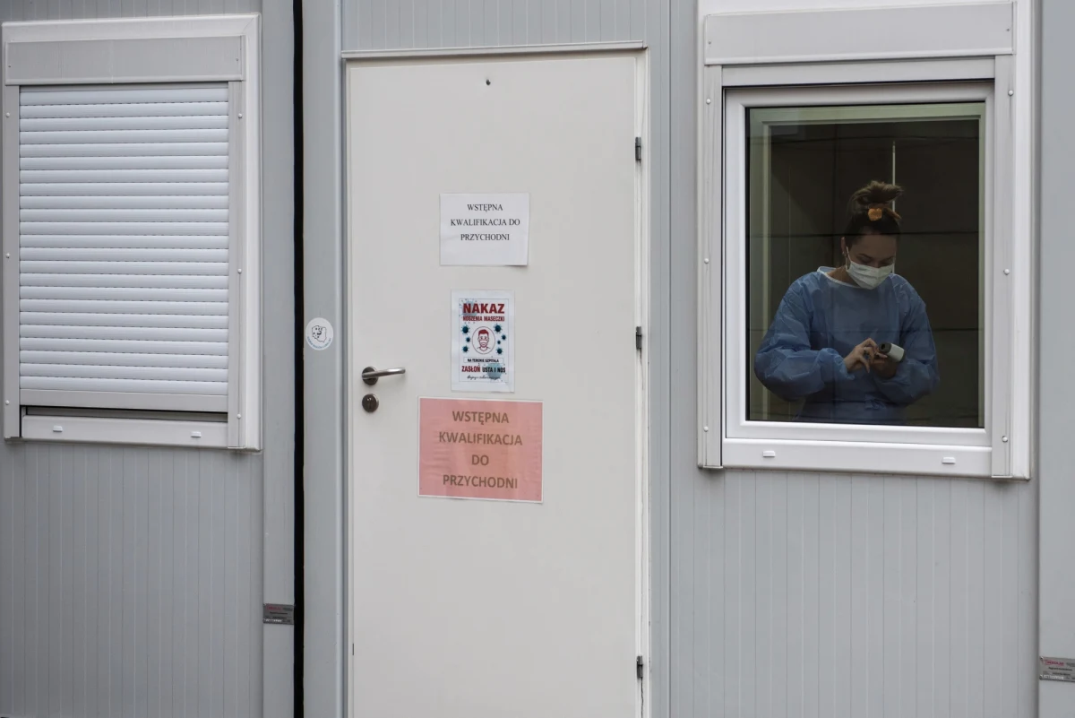 Rząd abdykował, stchórzył przed pandemią - ocenił lider PO Donald Tusk. Polityk rozmawiał z członkami rady medycznej przy premierze. Dodał, iż z narada ujawniła "bezwzględną i okrutną prawdę" - rząd nie uwzględnia rad swych ekspertów od wielu miesięcy.